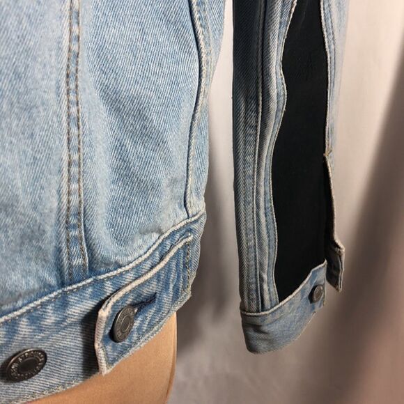NWOT Levi’s women’s XS light wash denim jacket with black stripe insert - Picture 4 of 10
